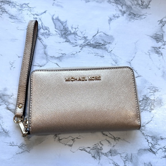 Michael Kors Jet Set Travel Metallic Leather Smartphone Wristlet in Pale Gold - Picture 1 of 8